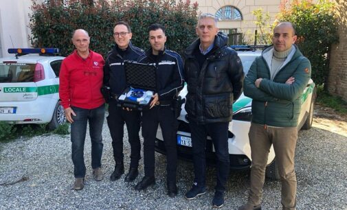 VOGHERA 11/03/2024: La Polizia Locale salva una vita con il Defibrillatore. Pavia nel Cuore: “Entusiasti di quanto avvenuto”
