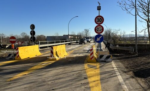 VOGHERA 15/06/2024: Tir tenta di passare sul ponte di via Piacenza. Le barriere lo fermano