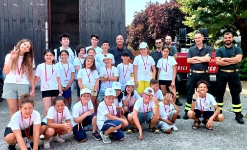 VOGHERA 22/07/2024: I bambini del Summer Camp della Croce Rossa in visita alla caserma dei vigili del fuoco