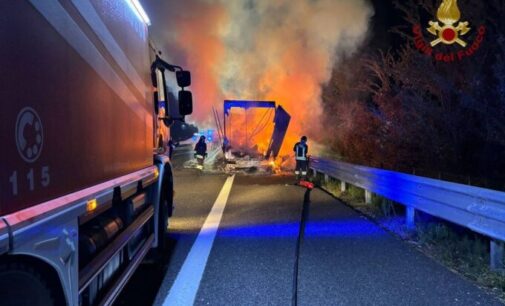 VOGHERA 25/09/2024: Strade. Camion incendiato in autostrada. Oggi un camion ribaltato nel campo a Castelletto