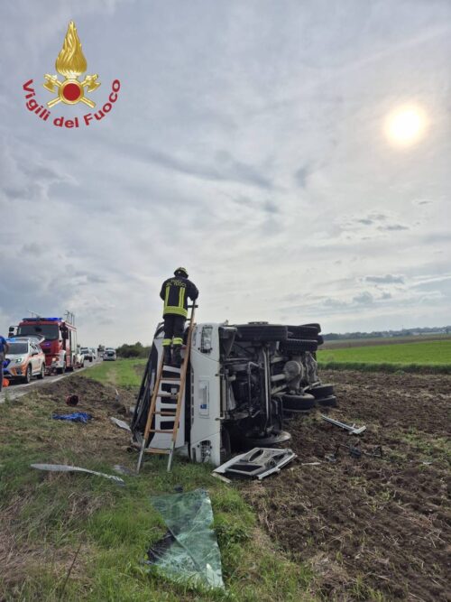 Incidente camion ribaltamento castelletto vvf 9 2024