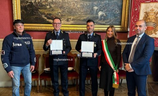 VOGHERA 22/11/2024:  Hanno salvato una vita. Premiati due poliziotti locali.  Riconoscimento anche ad altri due agenti