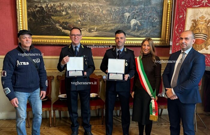 VOGHERA 22/11/2024:  Hanno salvato una vita. Premiati due poliziotti locali.  Riconoscimento anche ad altri due agenti