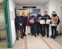 VOGHERA 23/12/2024: La Polizia Locale dona 70 giocattoli al reparto di Pediatria dell’Ospedale cittadino