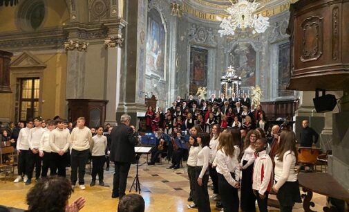 VOGHERA 23/12/2024: Il Coro Pertini con la Polifonica Gavina. Un Concerto di Natale carico di emozioni e atmosfera