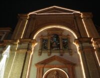 VOGHERA 23/12/2024: La facciata del Duomo risplende grazie alla nuova illuminazione led