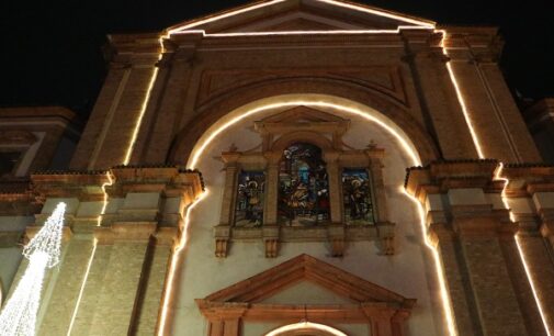 VOGHERA 23/12/2024: La facciata del Duomo risplende grazie alla nuova illuminazione led