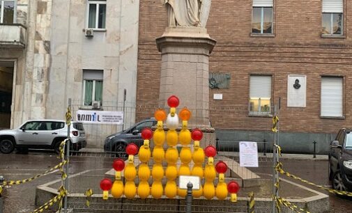 PAVIA 27/12/2024: Installato, l’Albero per la Sicurezza sul lavoro realizzato dall’ANMIL Pavia