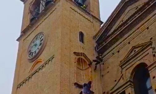 VOGHERA 06/01/2025: La Befana arriva in città. I Vigili del fuoco la “soccorrono” sul campanile e la aiutano a distribuire le calze ai bambini. Oggi nuova distribuzione