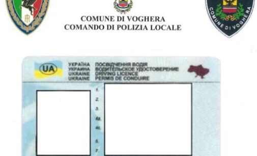 VOGHERA 10/01/2025: Al controllo presenta una patente falsa. Gli agenti se ne accorgono e la denunciano