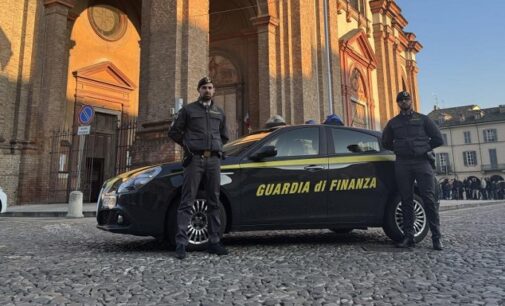 VOGHERA 06/03/2025: Carnevale illegale. La Finanza sequestra in città (e in altri 5 Comuni) accessori per i travestimenti potenzialmente pericolosi