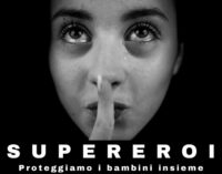 PAVIA 06/03/2025: Proteggiamo i bambini. Al Broletto la mostra fotografica “Supereroi” sul lavoro svolto dalla Polizia contro la pedopornografia